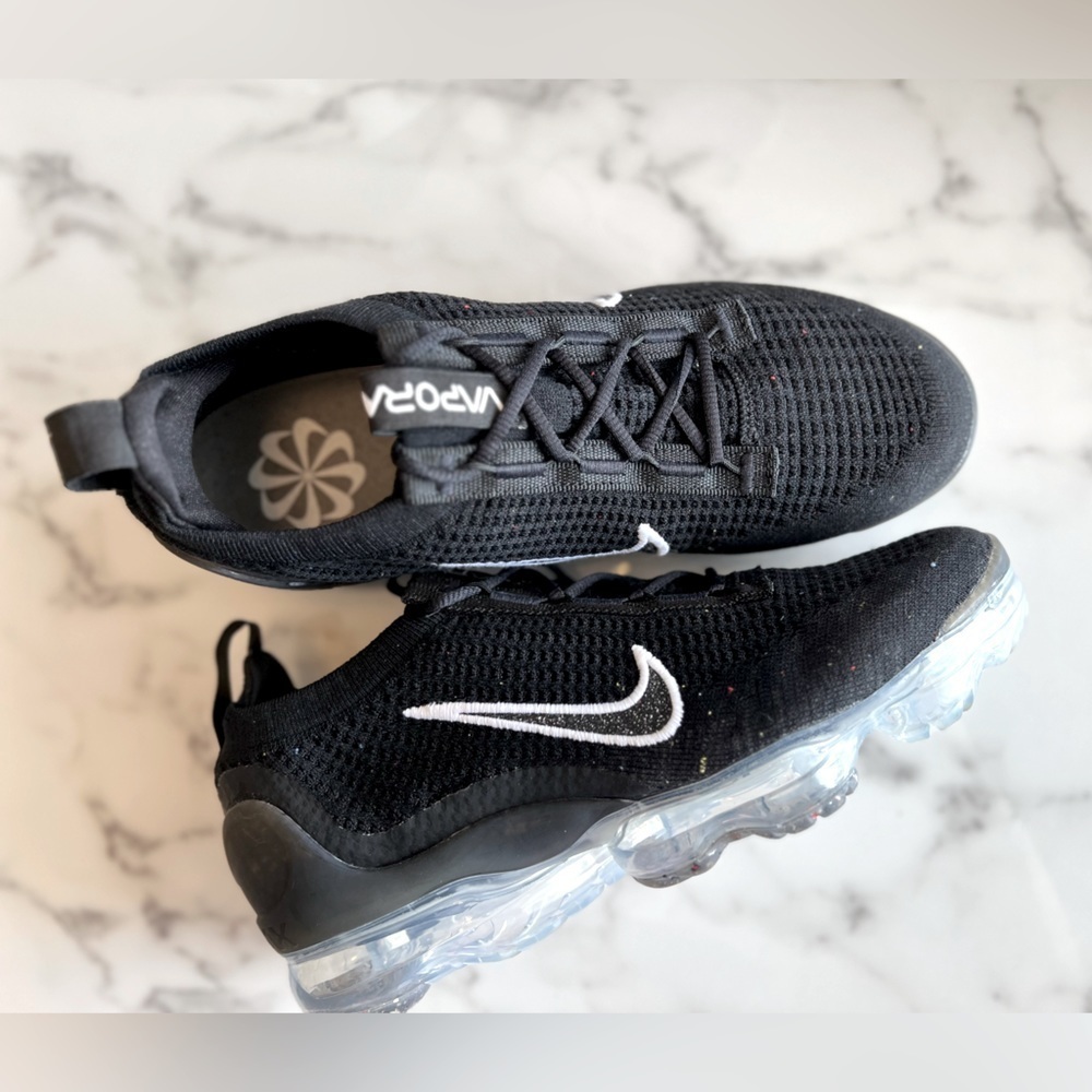 Nike Black and White Women's Sneakers - Picture 2 of 14
